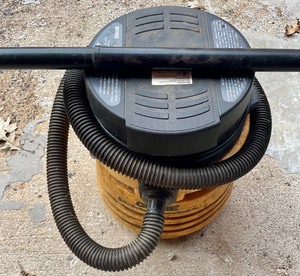 lot 272 image: Genie 6 Gallon Wet and Dry Vac