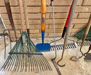 lot 273 image: Lawn Tools