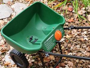 lot 249 image: Scotts Fertilizer  Grass Seed Spreader