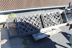 lot 865 image: Lot of (4) Metal Corner Trellis