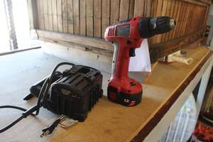 lot 958 image: Skil 12V Cordless Dual Source Drill  with Battery and Power Station  Battery Charger