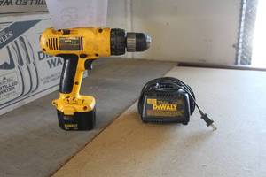 lot 959 image: DeWalt DW972 12V Cordless Adjustable Clutch DrillDriver Variable Speed  with Battery and Charger