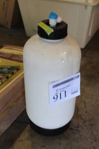 lot 911 image: Romate 4 Plastic Sprayer Tank