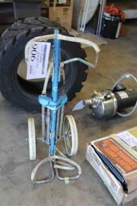 lot 906 image: Austad Golf Club Caddy