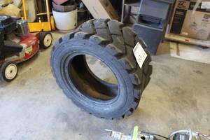 lot 963 image: 28x12.5-15NHS Bobcat Tire