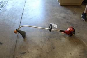 lot 920 image: Homelite Mighty Life Weed Trimmer, Gas