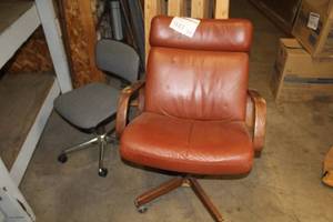 lot 941 image: Lot of (2) Rolling Office Chairs