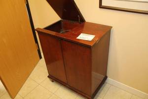 lot 1007 image: Magnavox Contemporary AmFMPhonograph Player Cabinet