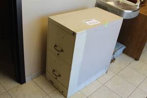 lot 1016 image: Metal File Cabinet 2-drawer