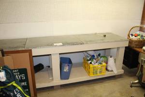 lot 1014 image: Metal Top Wood Work Bench