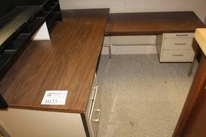 lot 1025 image: Wood Top Metal L-Shape Office Desk 2-piece