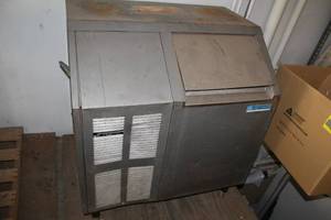 lot 883 image: Sunbeam Ice-O-Matic Flaked Ice Machine
