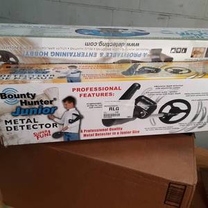 lot 47 image: Bounty Hunter Metal Detector & Boun...