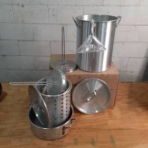 lot 77 image: Turkey Fryer Kit With Additional Al...