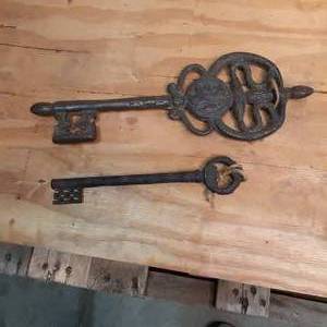 lot 85 image: AntiqueVintage Large Keys One Sta...