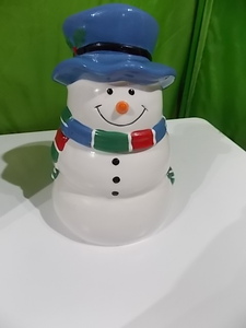 lot 16 image: Cute snowman cookie jar new...