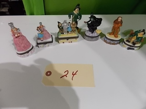 lot 24 image: Wizard of OZ collectables with litt...