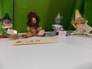 lot 25 image: Wizard of OZ collectables McDonalds...