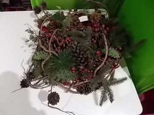 lot 27 image: Dept 56 Time to celebrate wreath fo...