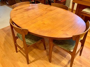 lot 1 image: Beautiful Mid Century Dining Table & Four Chairs
