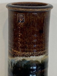 lot 21 image: Beautiful Pottery Vase