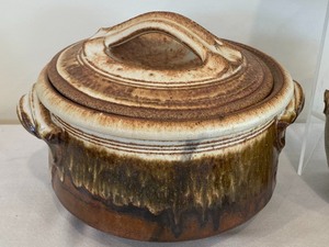 lot 16 image: An Array of Beautiful Pottery Items