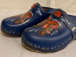 lot 228 image: Fun Pair of Vintage Swedish Rosemaling Clogs