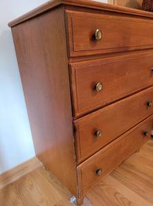 lot 186 image: Compact Medium-Brown 4-Drawer Dresser