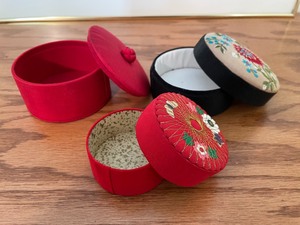 lot 337 image: 3 Small Decorative Containers