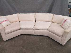 lot 3 image: CREAM 2 PIECE SECTIONAL COUCH WITH 2 ACCENT PILLOWS