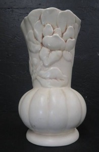 lot 6 image: BEAUTIFUL ANTIQUE RED WING POTTERY WHITE VASE