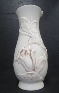 lot 7 image: VINTAGEANTIQUE RED WING POTTERY IVORY EMBOSSED FLOWER VASE