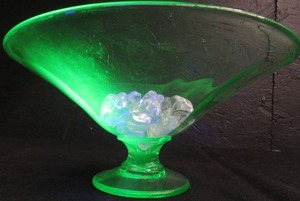 lot 12 image: ANTIQUE URANIUM VASELINE GLASS DISH AND GREEN VASELINE GLASS TRAY