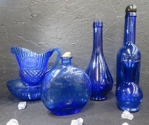 lot 16 image: 6 PIECE ANTIQUEVINTAGE COBALT BLUE GLASS LOT