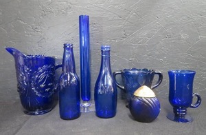 lot 17 image: 7 PIECE VINTAGEANTIQUE COBALT BLUE GLASS SET
