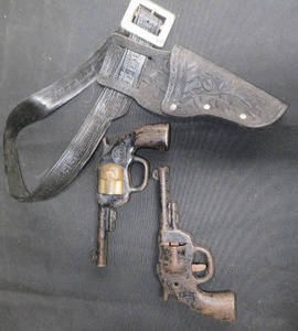 lot 19 image: VINTAGEANTIQUE WYANDOTTE TOY GUN- VNTG PRESSED STEEL MAX CO. G MAN TOY GUN AND HOLSTER