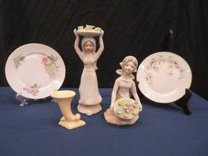 lot 24 image: VINTAGE PRETTIES