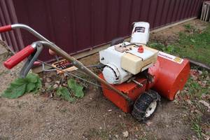 lot 84 image: SNOW BLOWER