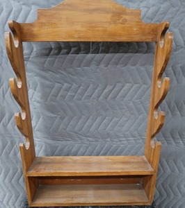 lot 86 image: 4 PLACE GUN SHELF