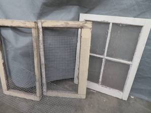 lot 102 image: VINTAGE WOODEN WINDOWS