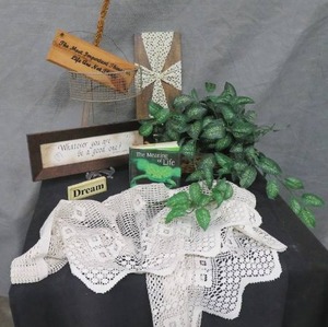 lot 113 image: HOME DECOR