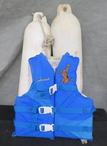 lot 119 image: 2 TAYLOR MADE BOAT BOUYS YOUTH LIFE JACKET