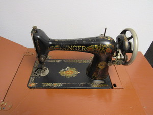 lot 3 image: Vintage Singer sewing machine in cabinet