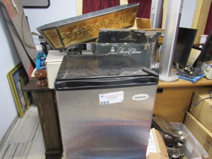 lot 12 image: CHEFMATE mini fridge