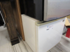 lot 48 image: Avanti white mini fridge