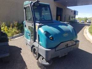 lot 811 image: 2014 Tennant S30 Gas Powered Ride On Sweeper