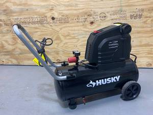 lot 43 image: HUSKY 8G 150 PSI Hotdog Air Compressor