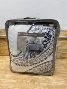 lot 53 image: HARBOR HOUSE STELLA 5 PIECE DUVET SET KING