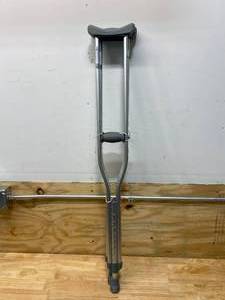 lot 109 image: Hugo Mobility 721-785 Hugo Lightweight Adjustable Aluminum Crutches, Medium Adult