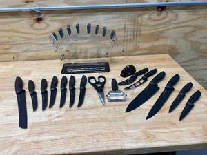 lot 64 image: HOME HERO 17 Pieces Kitchen Knives Set, 13 Stainless Steel Knives  Acrylic Stand, Scissors, Peeler and Knife Sharpener
